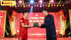 Đình Bắc tặng mũ cối cho HLV Kim Sang-sik gây sốt